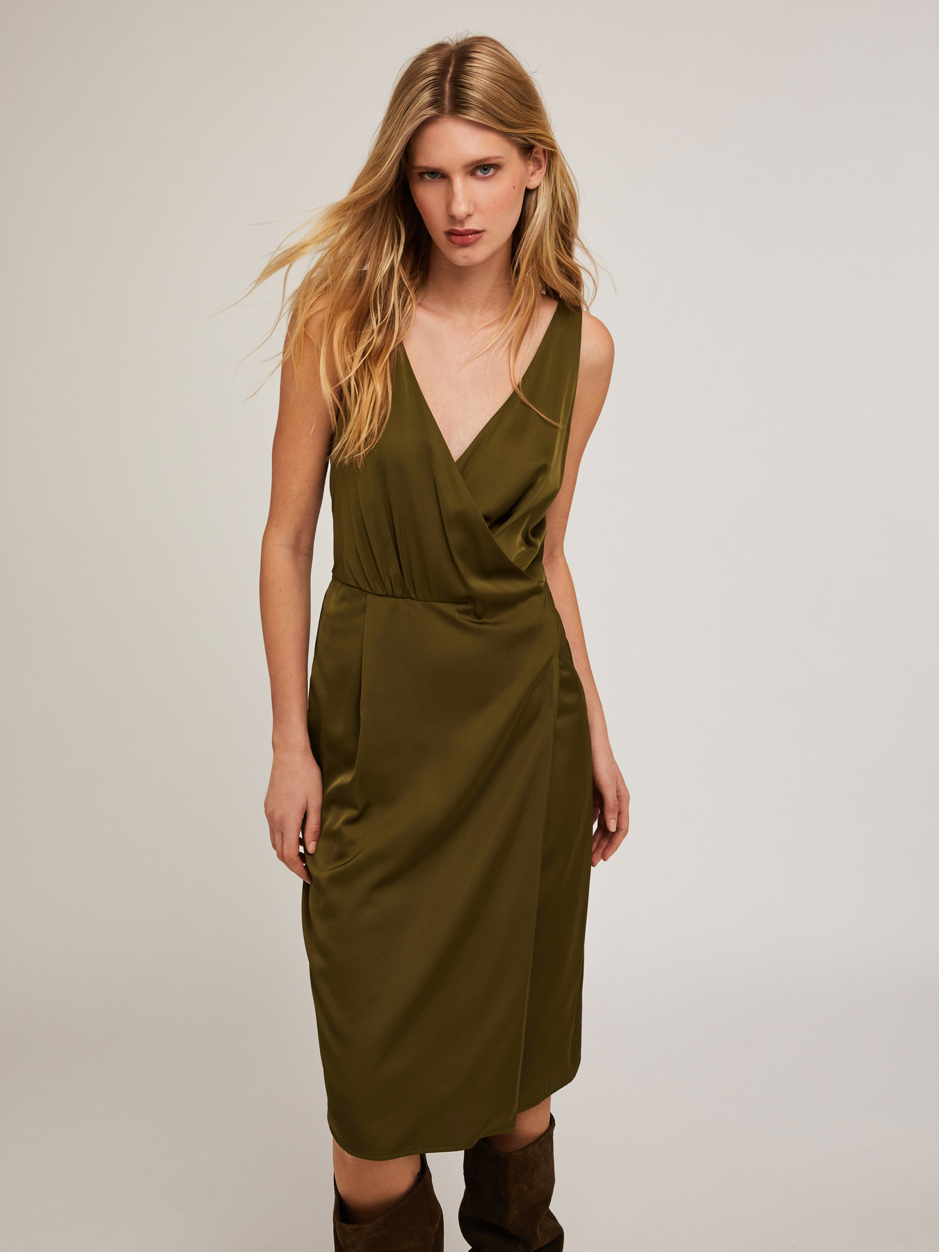 Vestito corto satin con scollo ad incrocio image number 2