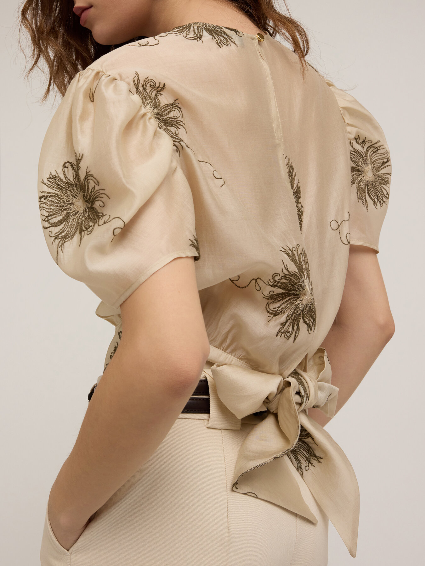 Embroidered blouse with puff sleeves image number 3