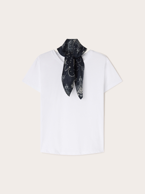 T-shirt avec foulard paisley au cou
