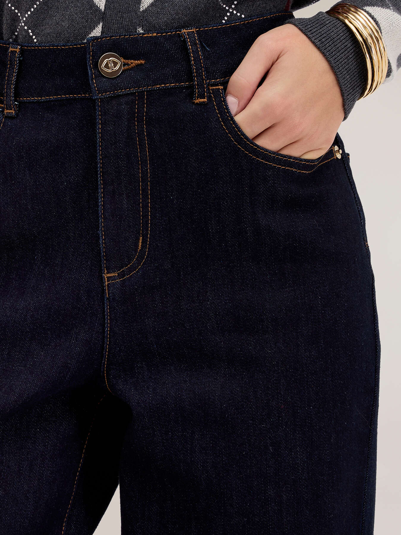 High-waisted cropped jeans with cuff image number 3