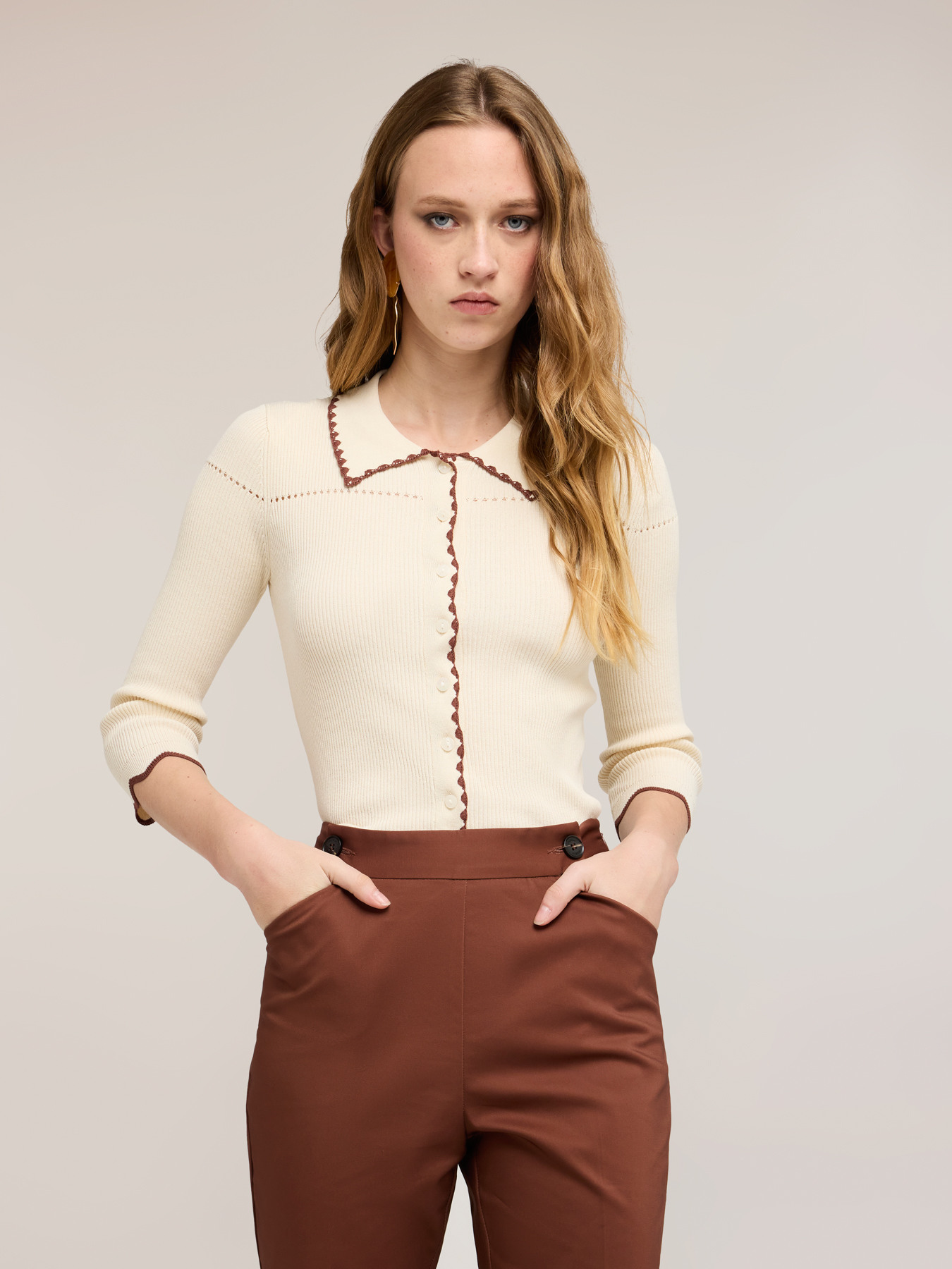 Cardigan aus feiner Strickware mit bestickten Profilen image number 2