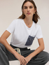 T-shirt con taschino con pietre e strass image number 3