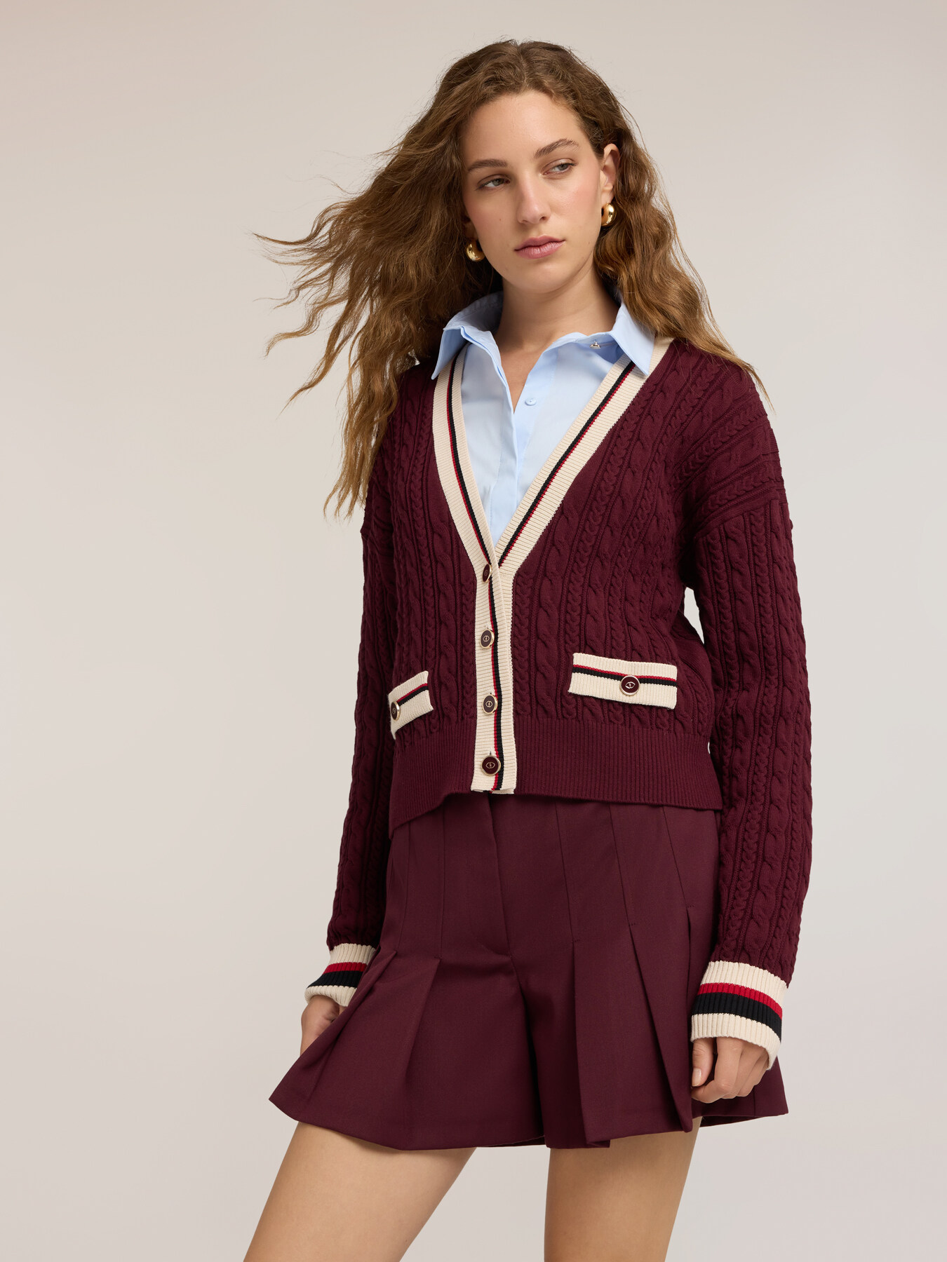 Kurze Strickjacke mit Zopfmuster und gestreiften Borten image number 3