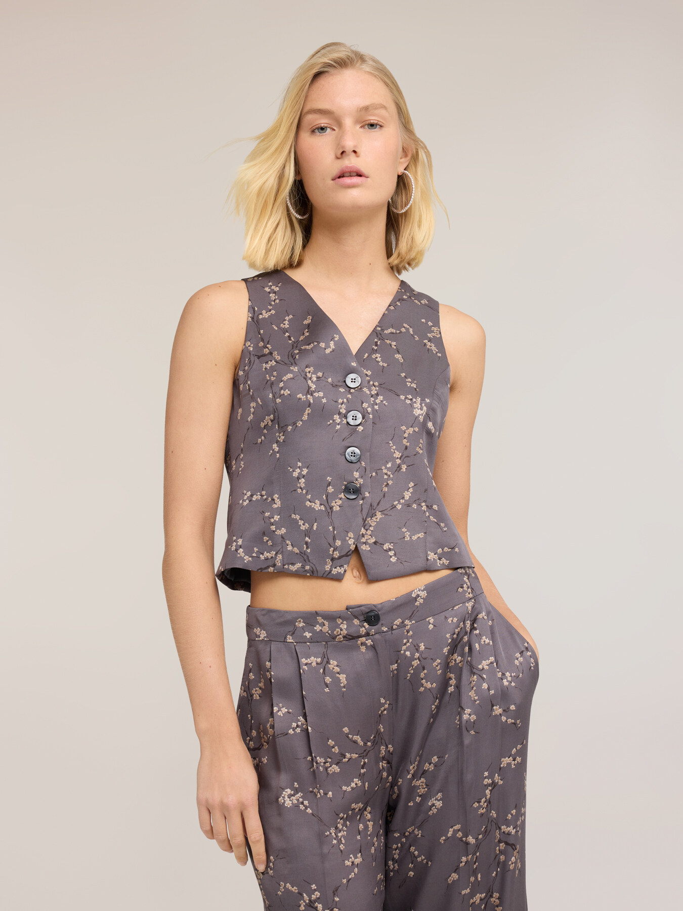 Viscose twill vest with floral print image number 0