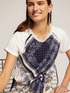 T-Shirt mit Foulard-Muster image number 2