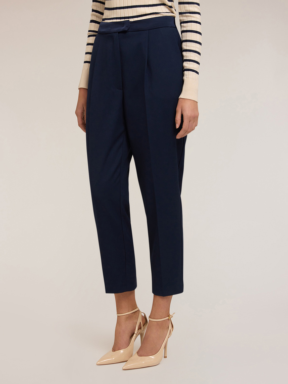 Pantaloni carrot cu curea din satin