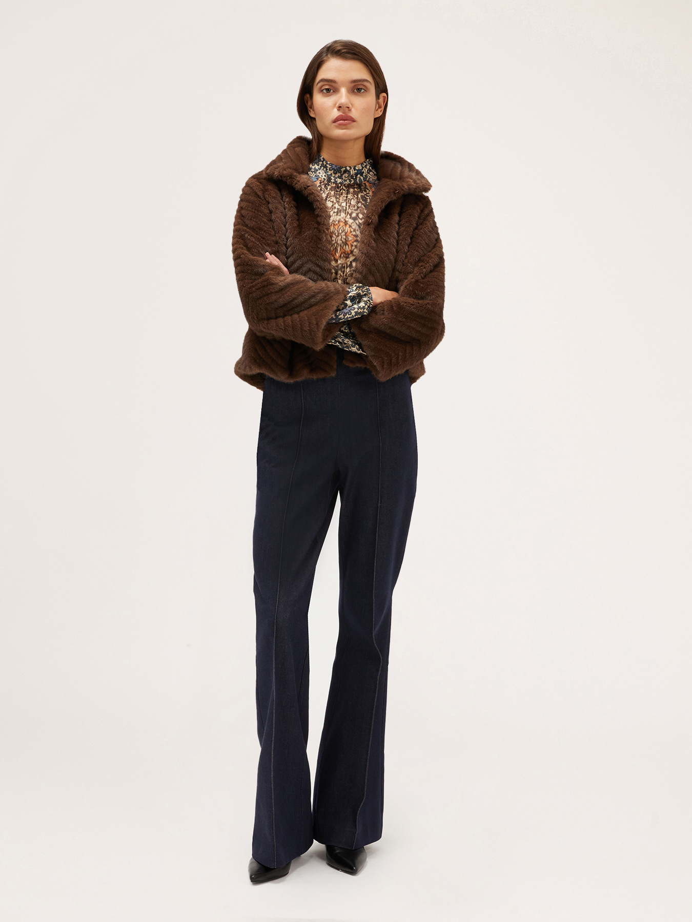 Short Chevron cut plush cape image number 2