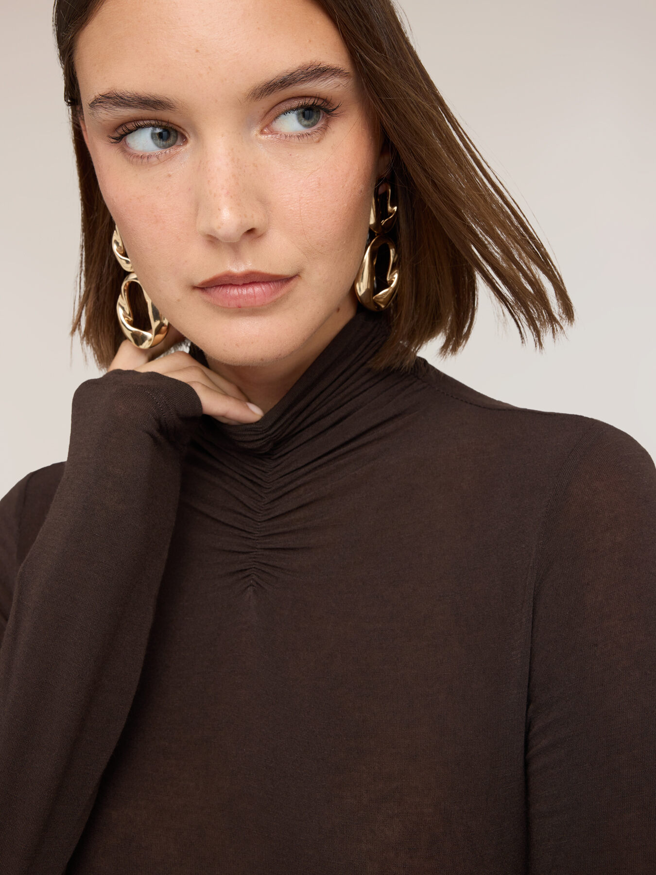 Turtleneck cashmere-blend t-shirt image number 3