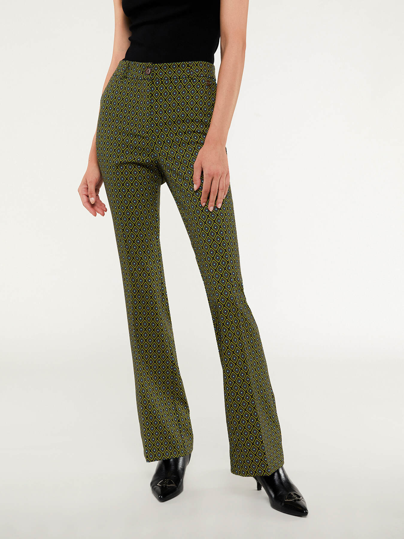 Pantalones flare con estampado geom&eacute;trico image number 2