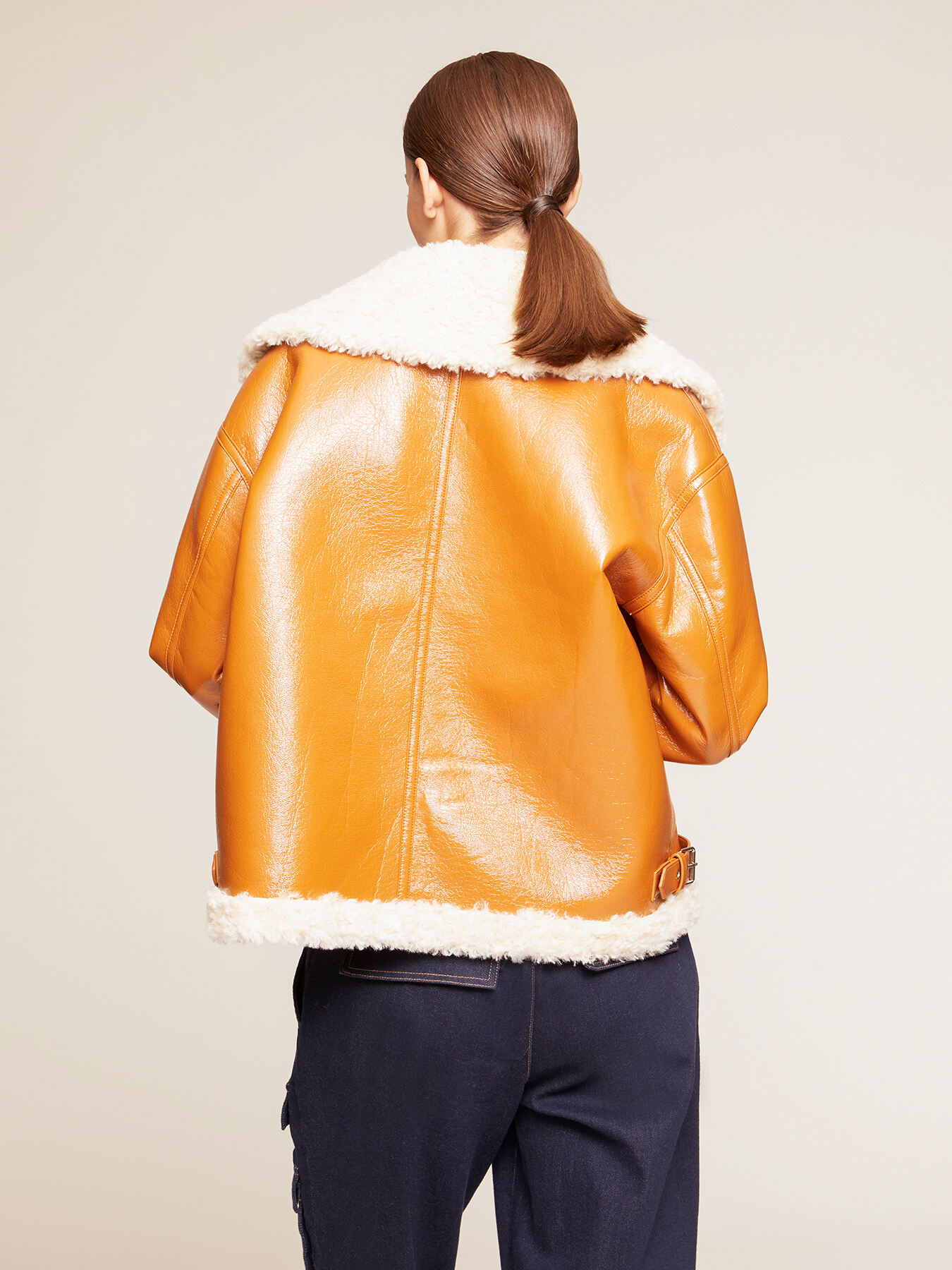 Cazadora de borrego sint&eacute;tico efecto charol image number 1