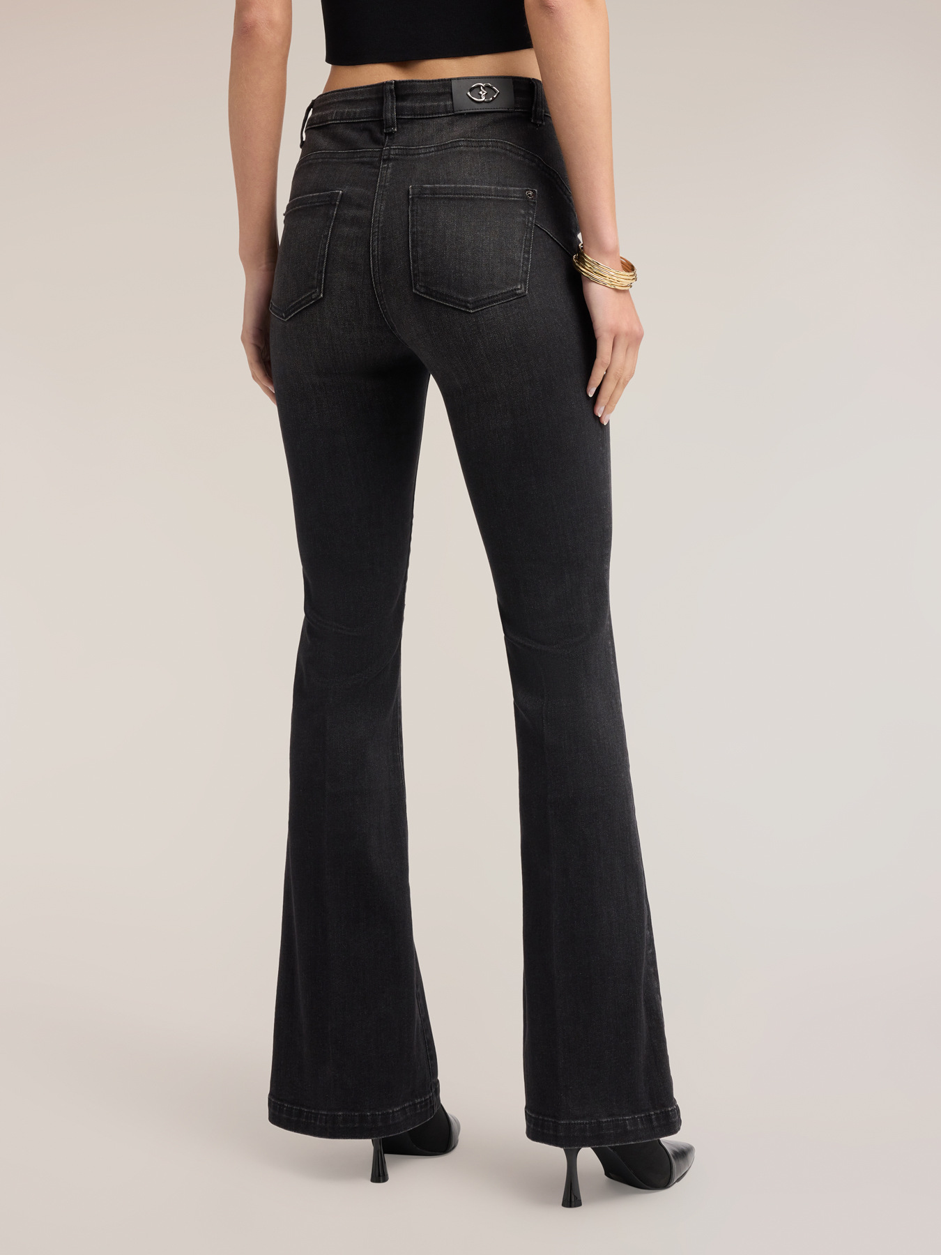 Jeans mit ausgestelltem Bein in Denim Black Wash image number 1