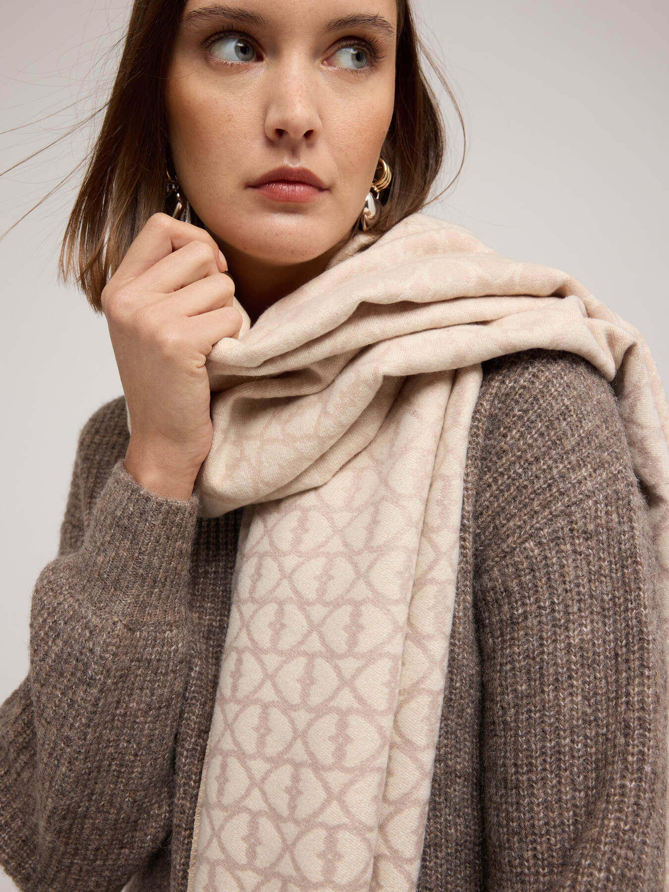 Long jacquard scarf with fringes image number 0