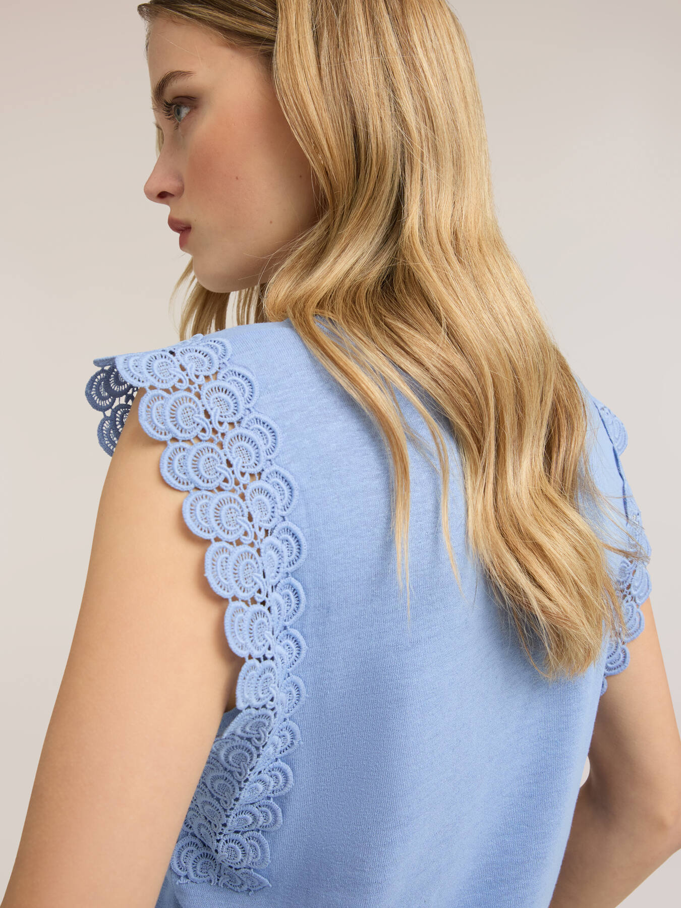 Mixed linen T-shirt with lace inserts image number 2
