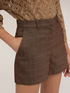 Hochgeschnittene Shorts mit Karomuster image number 3