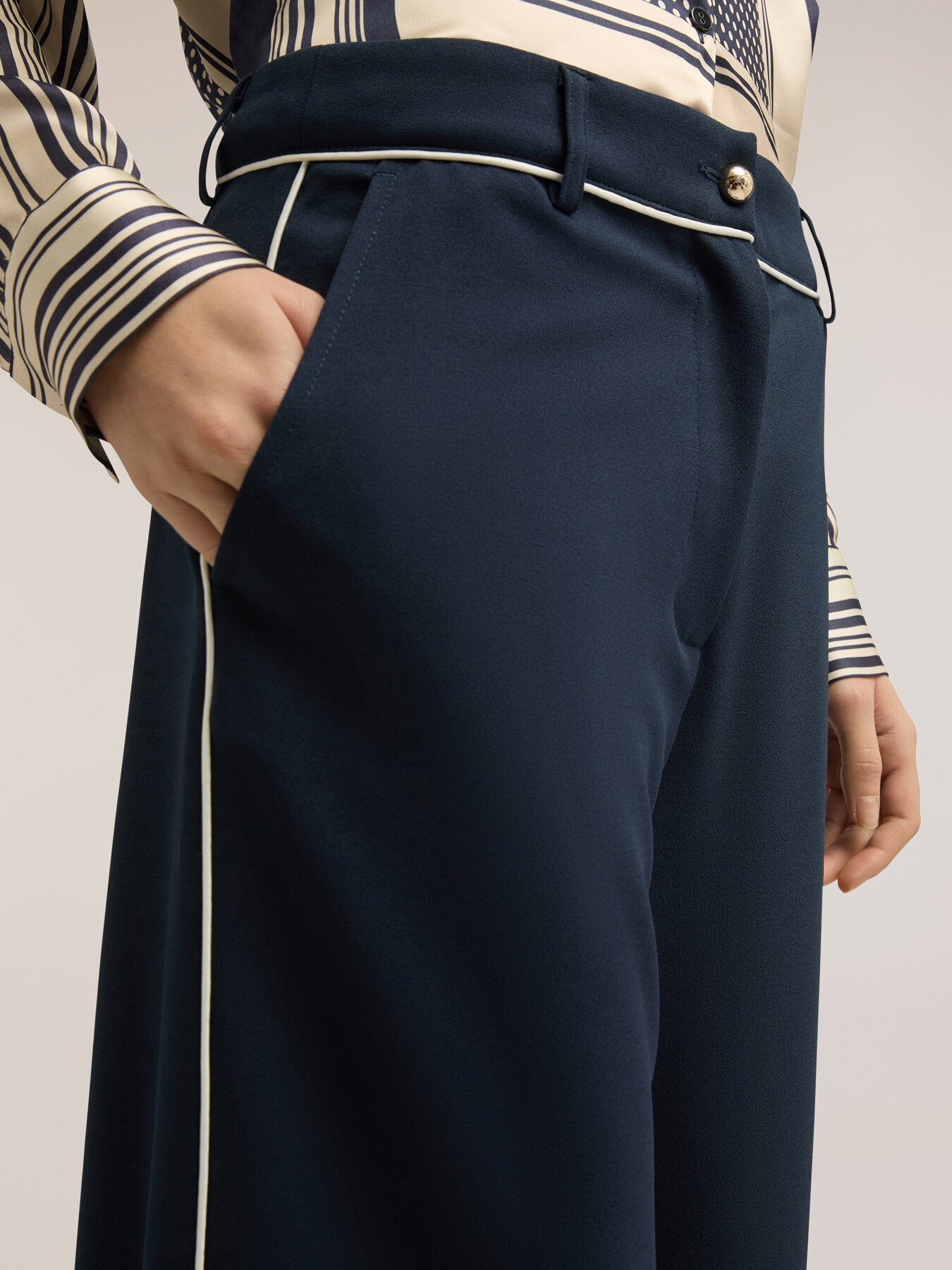 Cropped-Hose mit kontrastierenden Profilen image number 3