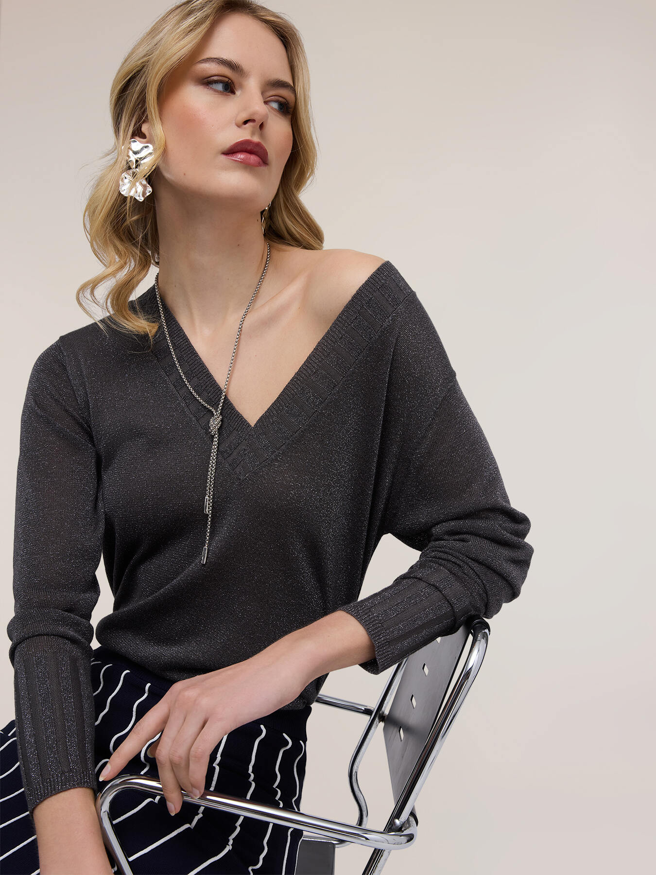 Strickpullover mit V-Ausschnitt aus Lurex-Garn image number 1