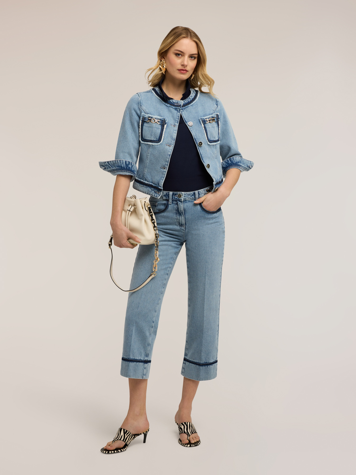 Jean cropped coupe large avec cha&icirc;ne image number 3