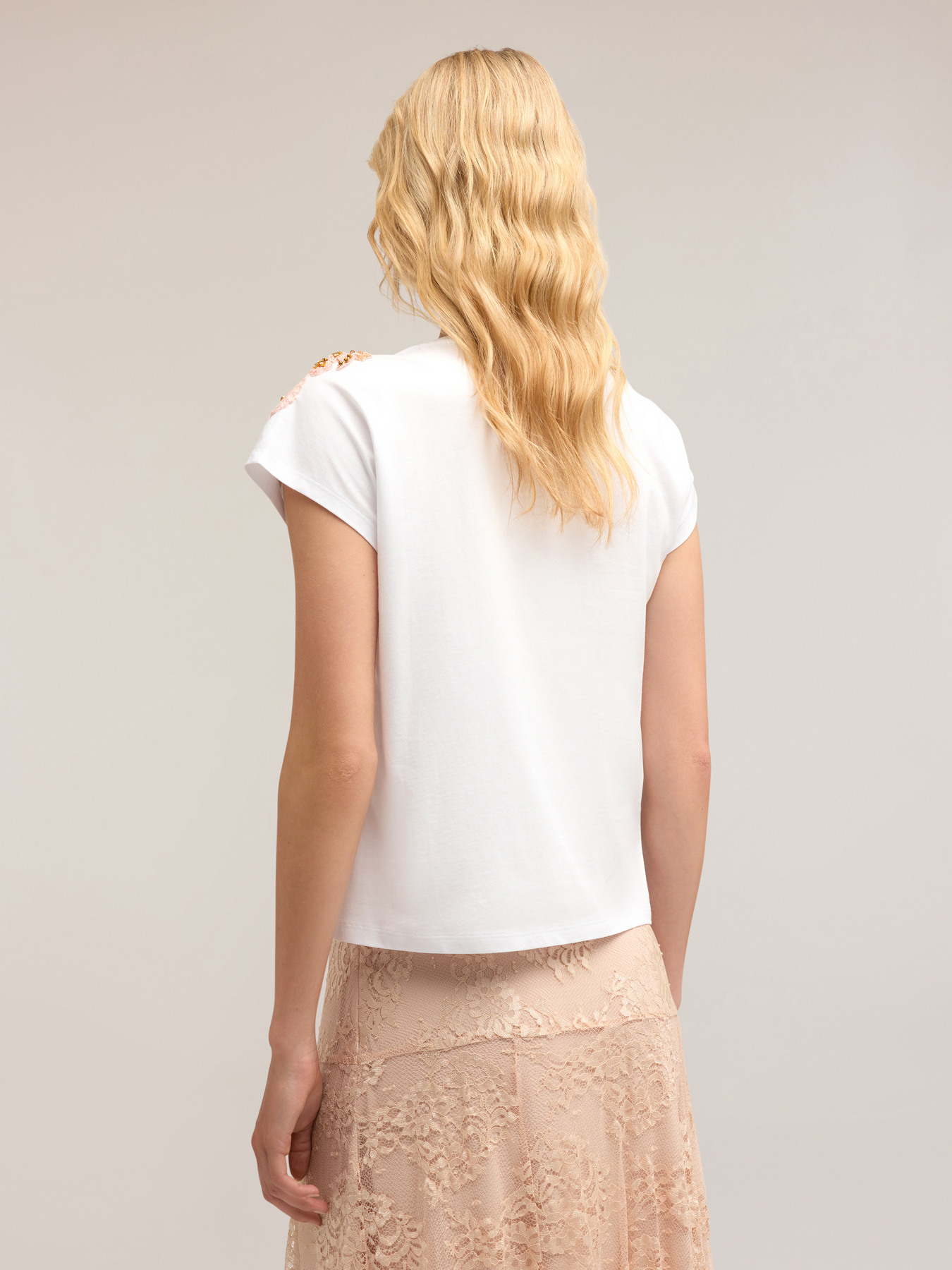 T-shirt con patch ricamato image number 1