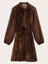 Kurzes drapiertes Kleid mit Python-Print image number 4