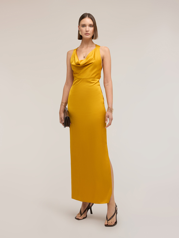 Robe longue en satin avec drap&eacute;