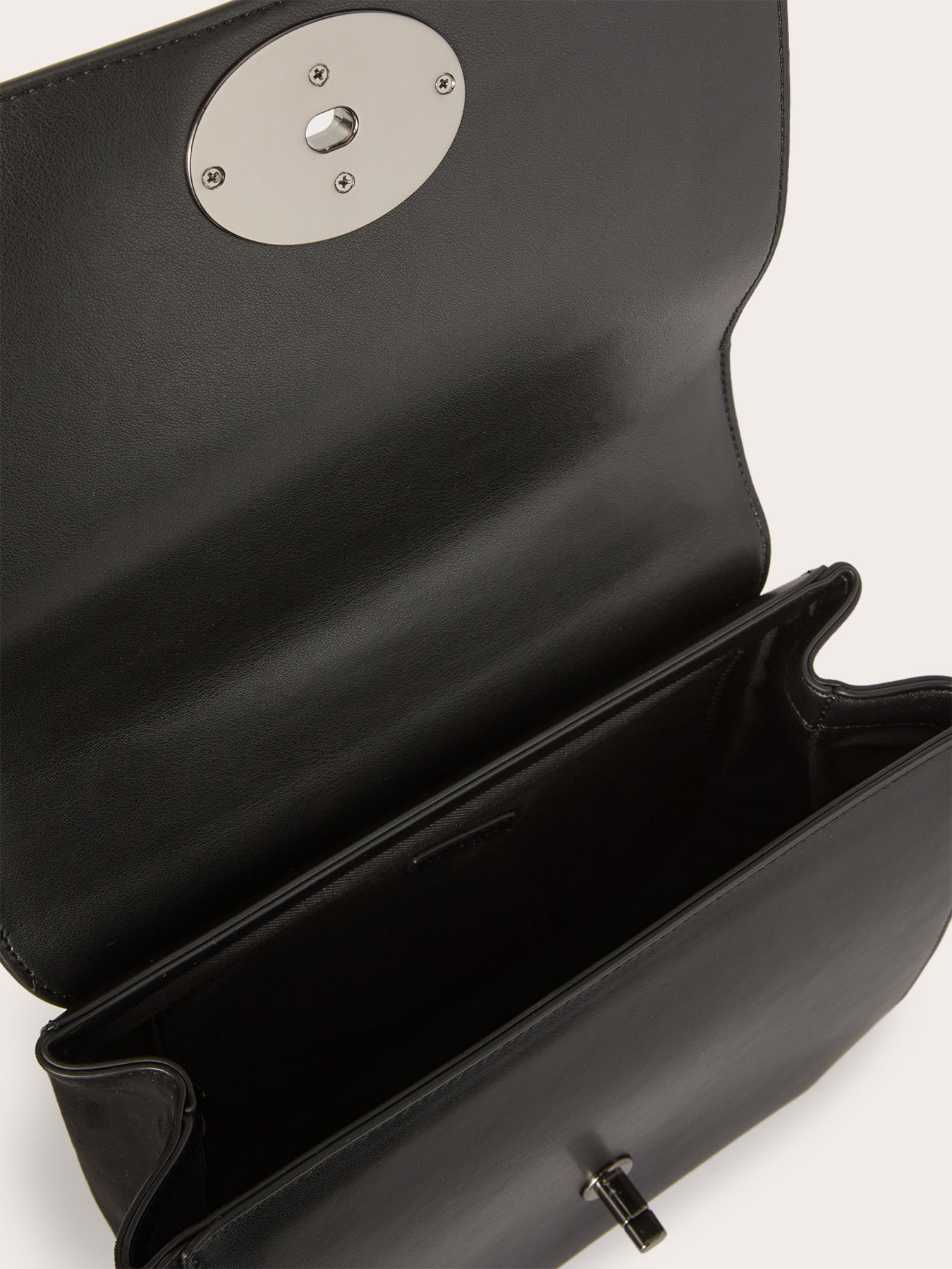 Mittelgro&szlig;e Tasche aus beschichtetem Stoff und Lack image number 4