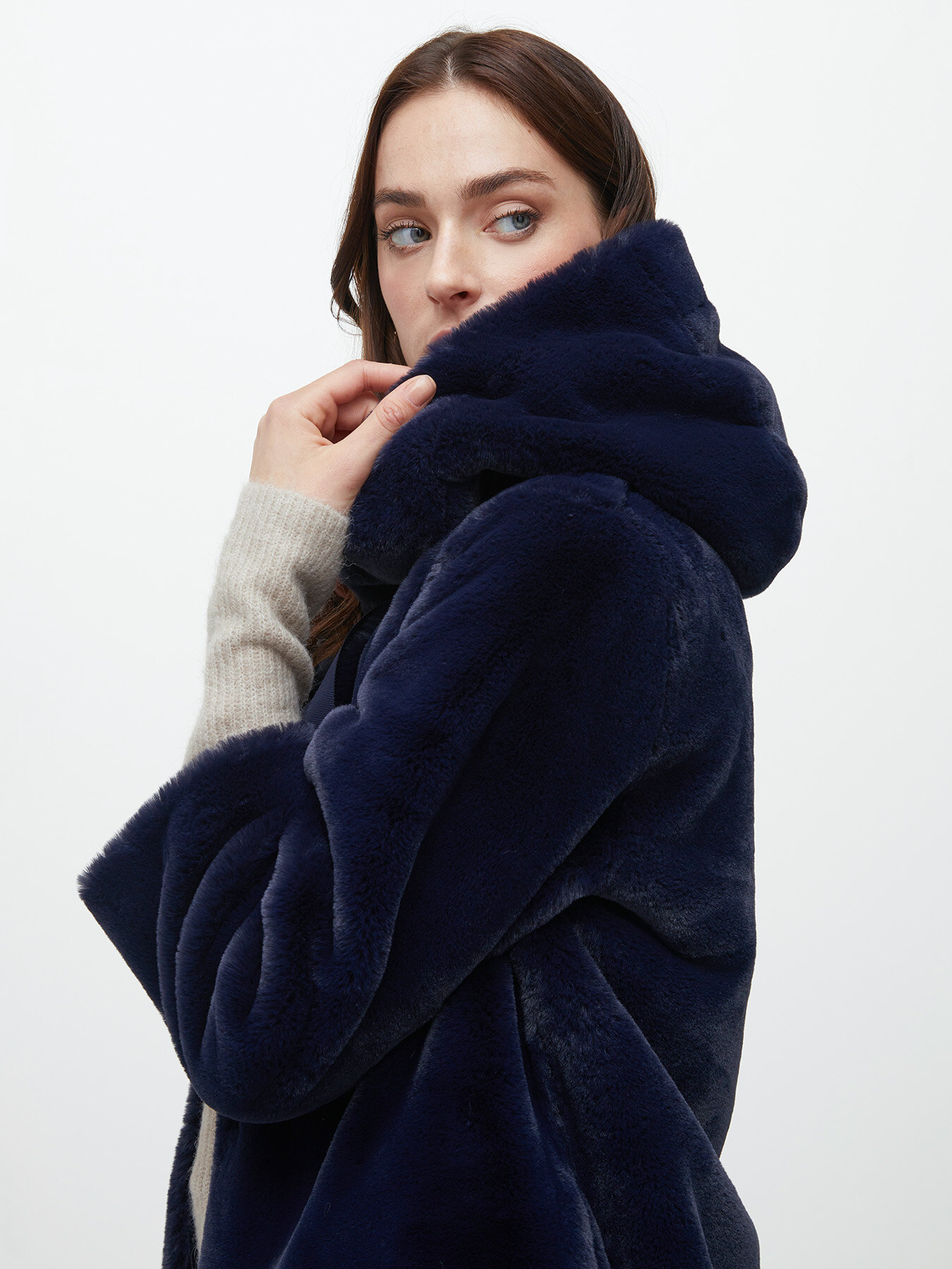 Abrigo con capucha de pelo sintético image number 2