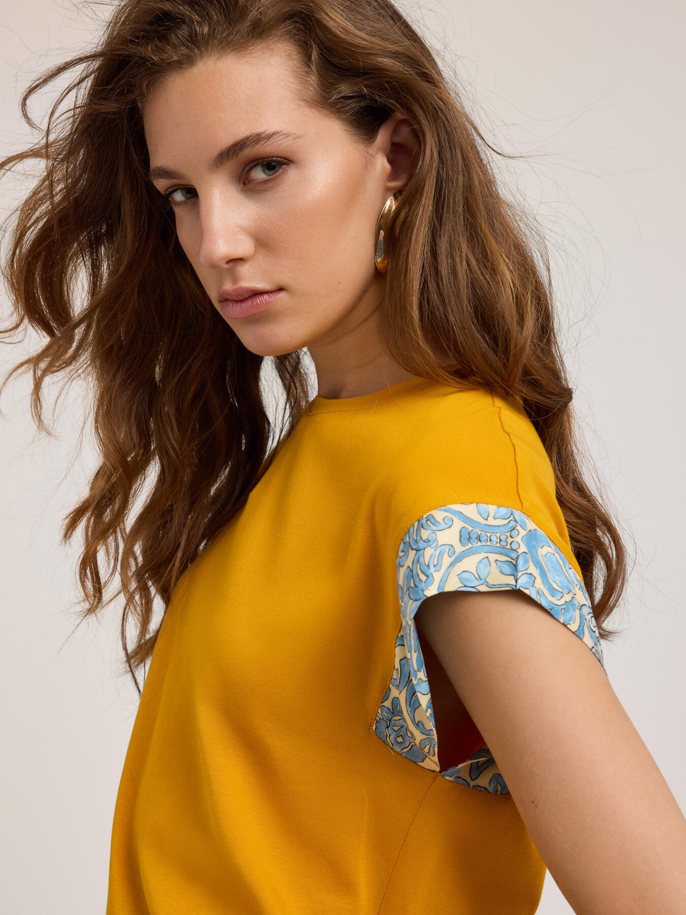 T-shirt con bordi stampati image number 2