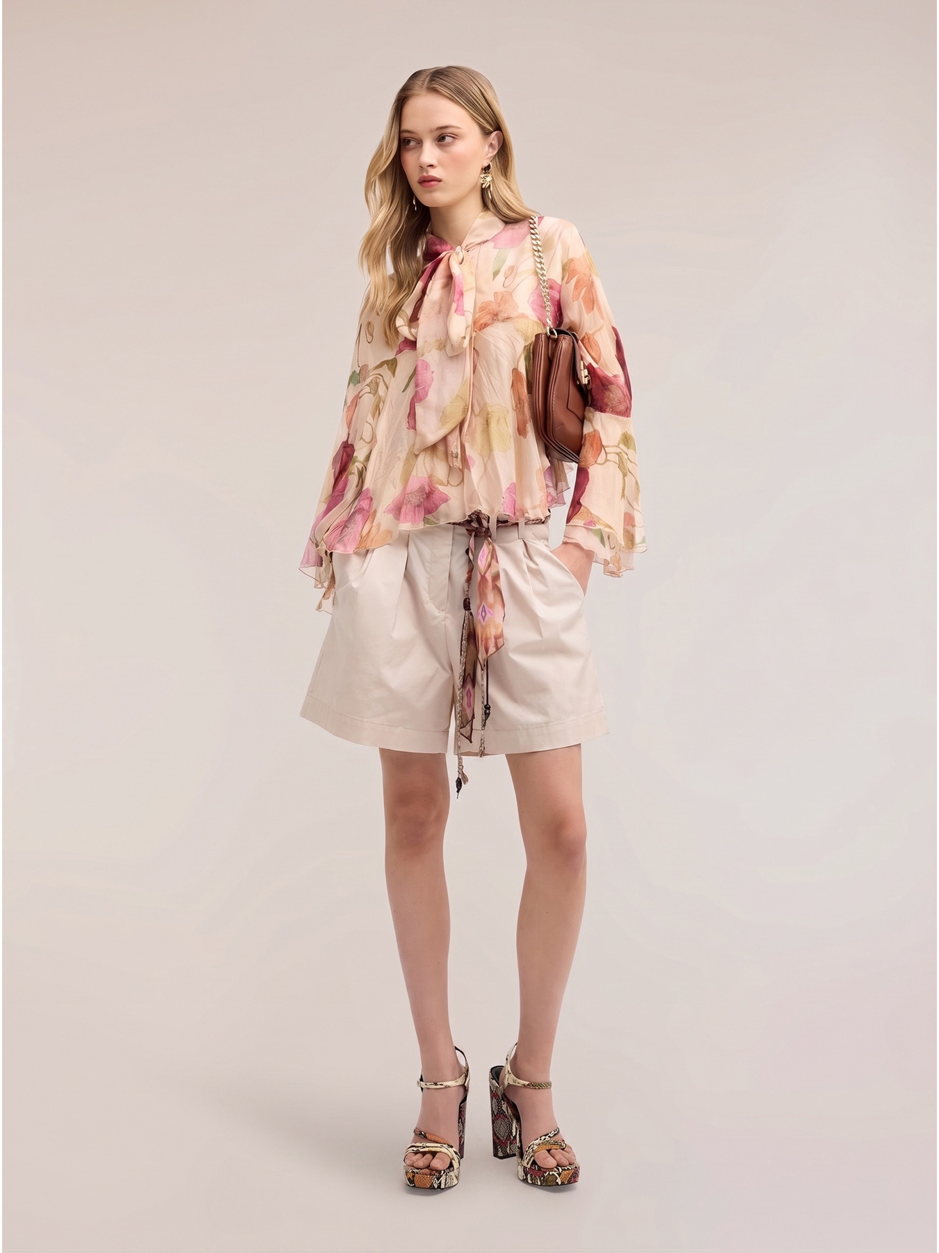 High-waisted poplin shorts with belt image number 3