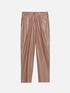 Pantalones corte zanahoria efecto piel image number 3