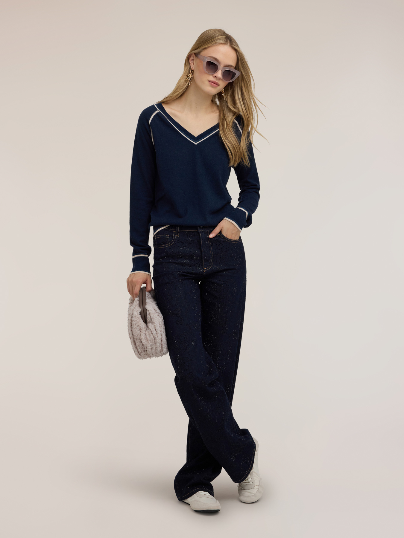 V-neck sweater in wool and silk blend image number 2