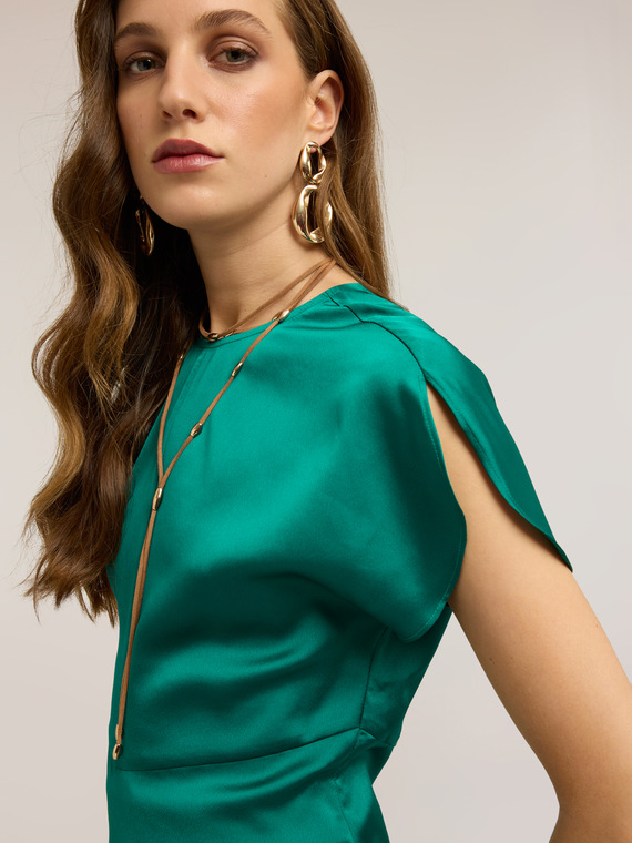 Bluse aus Satin mit Bl&uuml;tenblatt&auml;rmeln