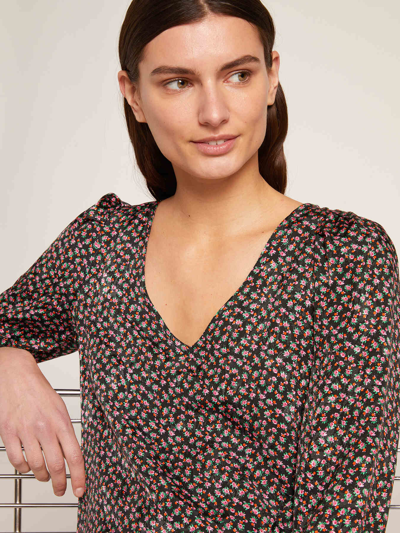 Blusa scollo a v fantasia a fiori image number 2