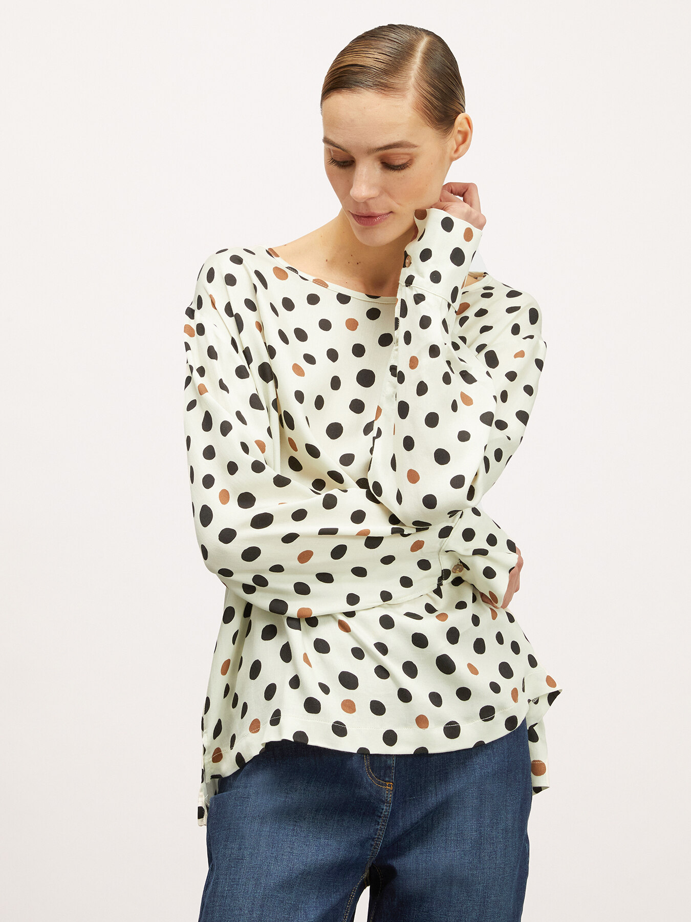 Blusa in raso fantasia a pois image number 0