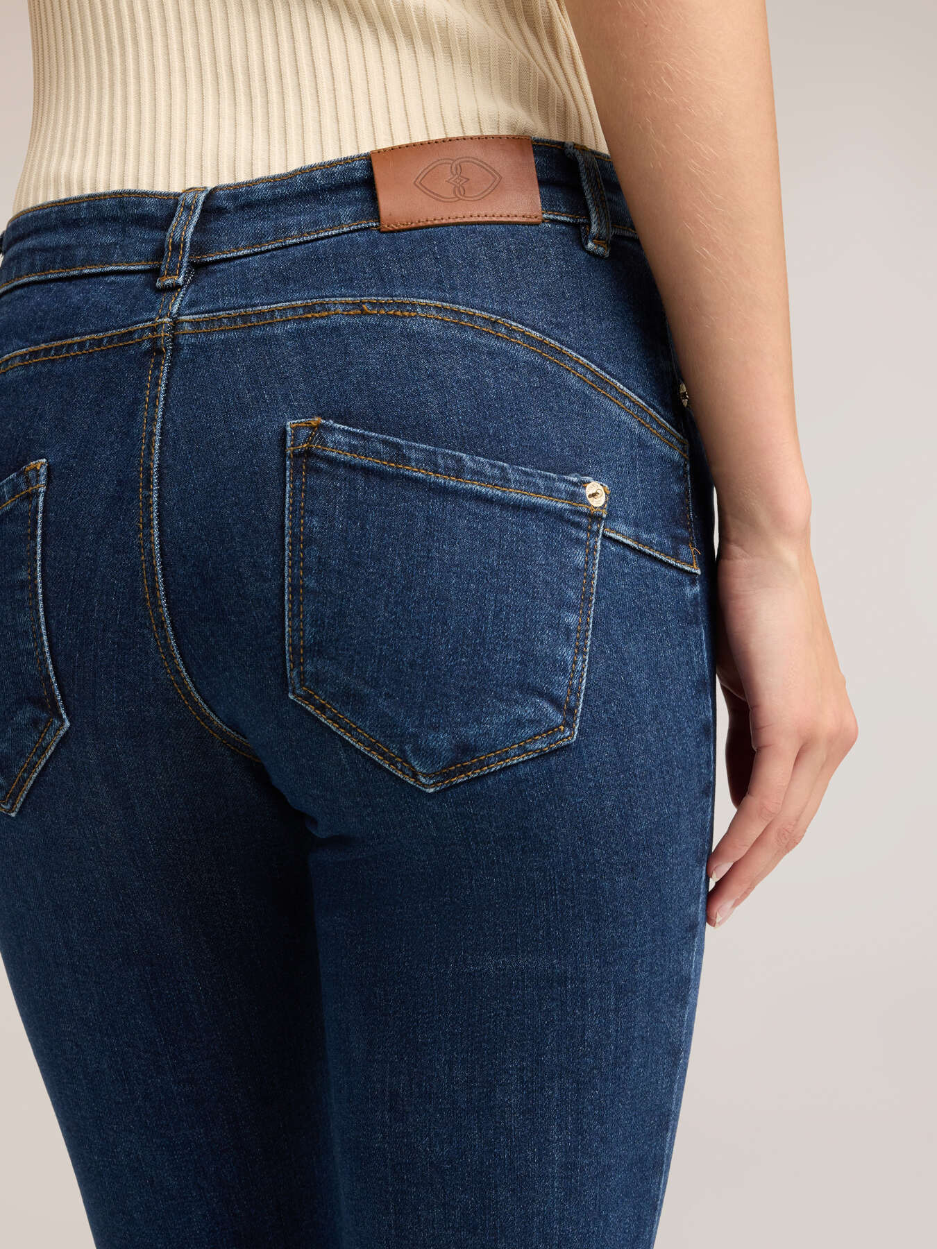 Push-up Flare-Jeans aus Denim image number 3