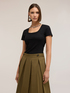 Geripptes Jersey-T-Shirt mit Cut-out image number 0