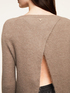 Pull avec une ouverture dans le dos image number 2