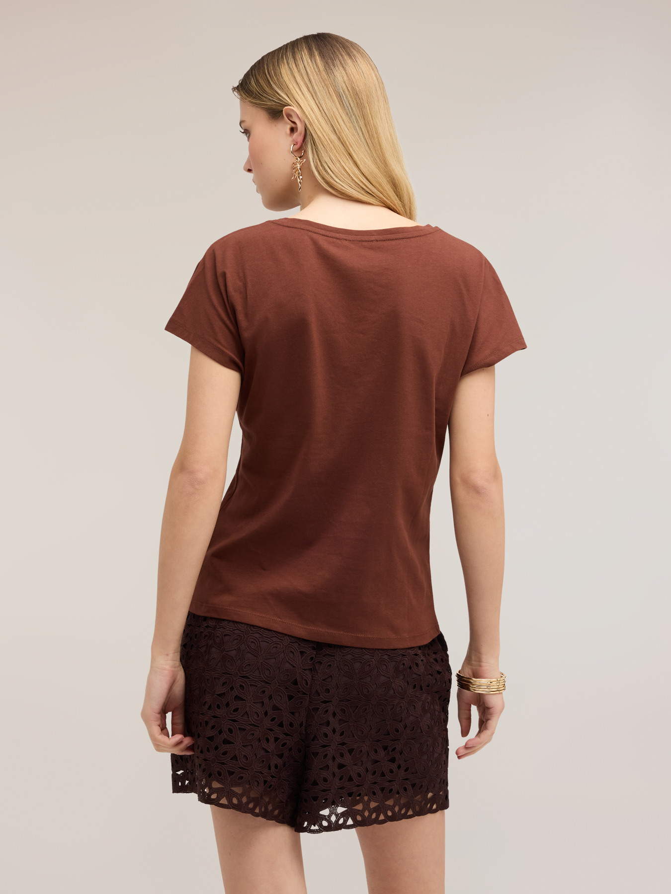 T-Shirt mit Stickerei auf der Schulter image number 1