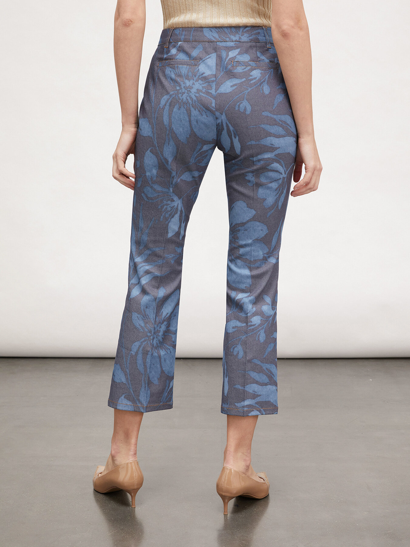 Pantalones kick flare vaqueros estampados image number 1