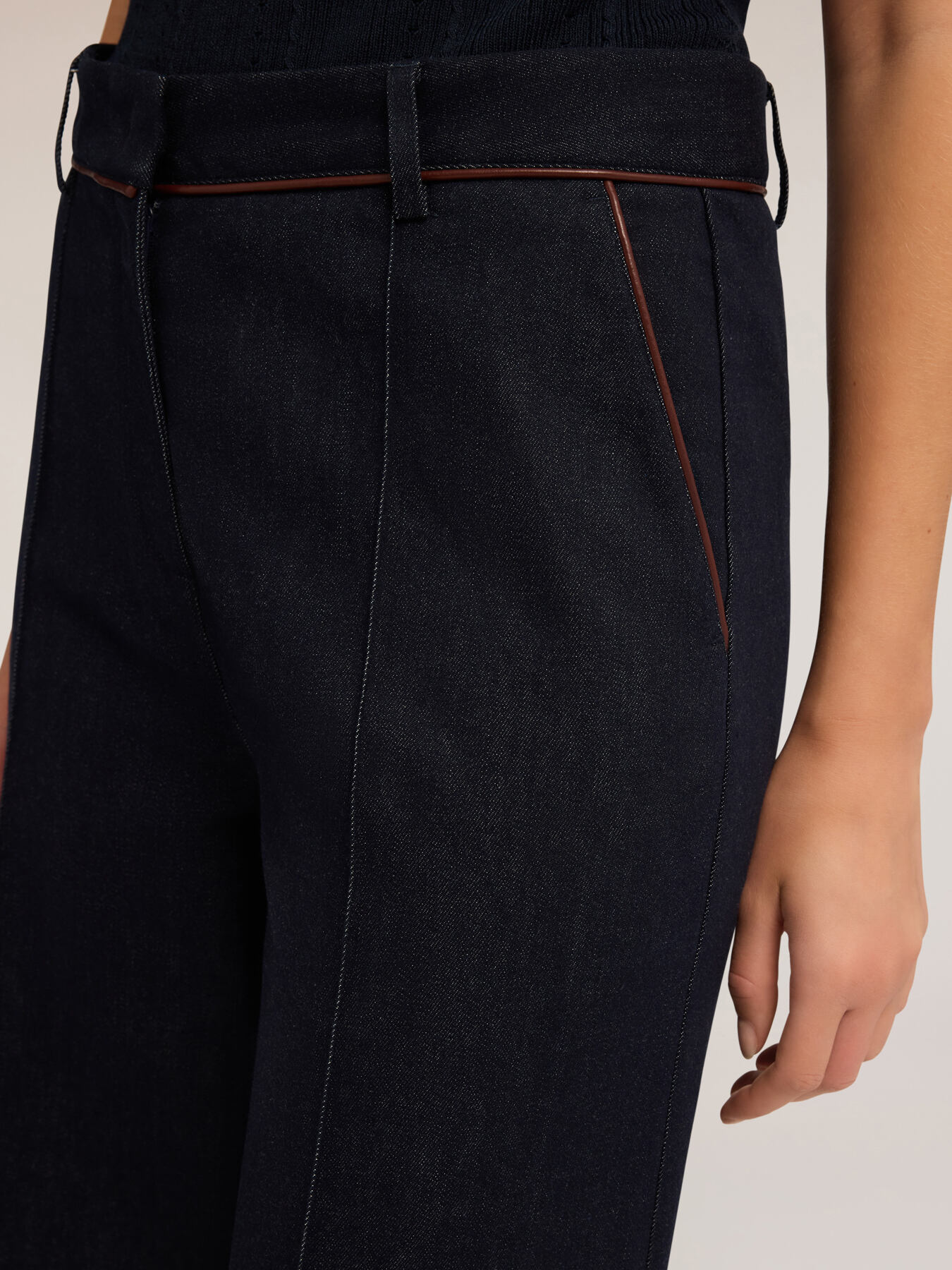Jeans palazzo con piping image number 2