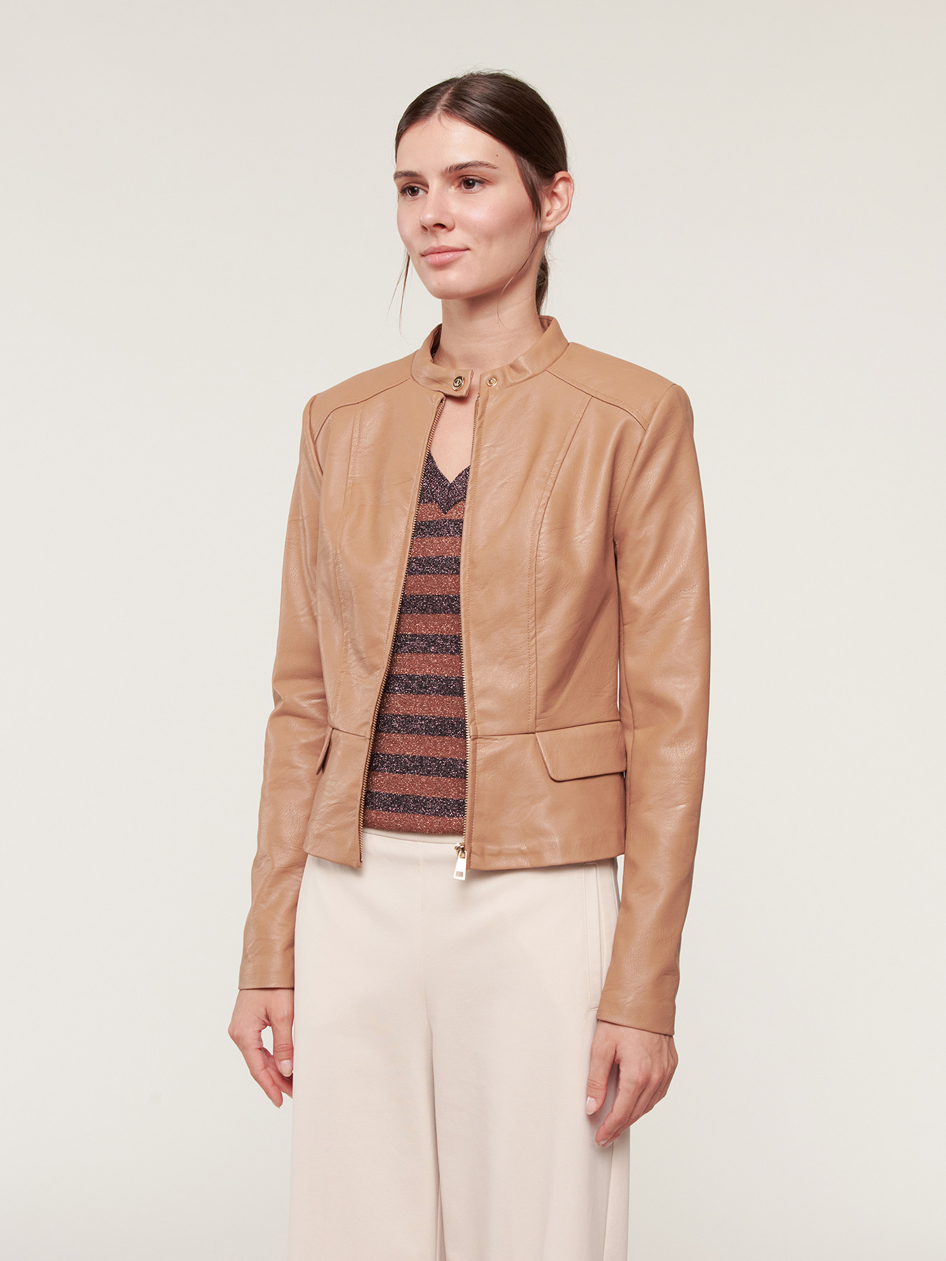 Giubbotto in similpelle con tagli shaping image number 2