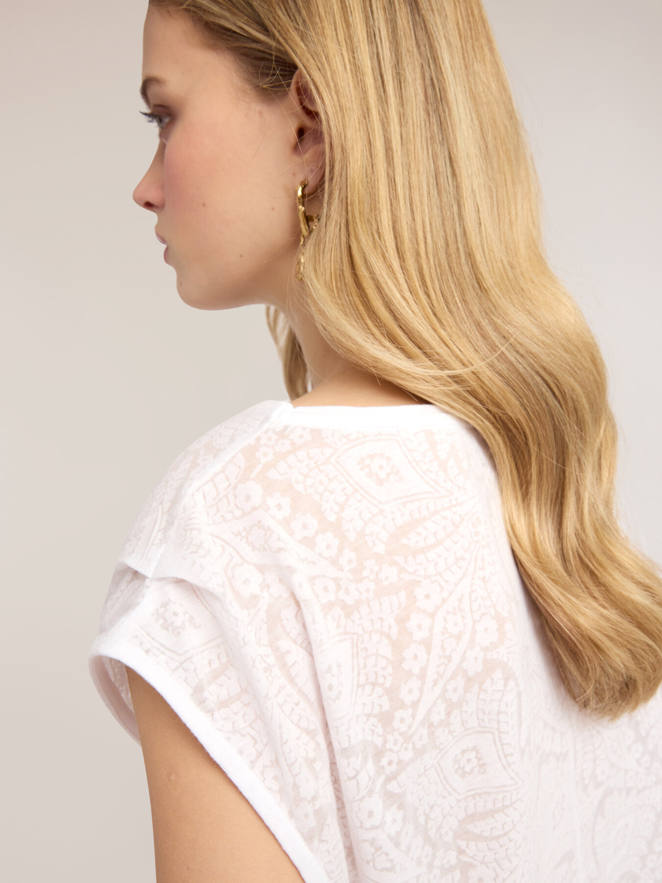 T-shirt with devor&eacute; finish image number 3