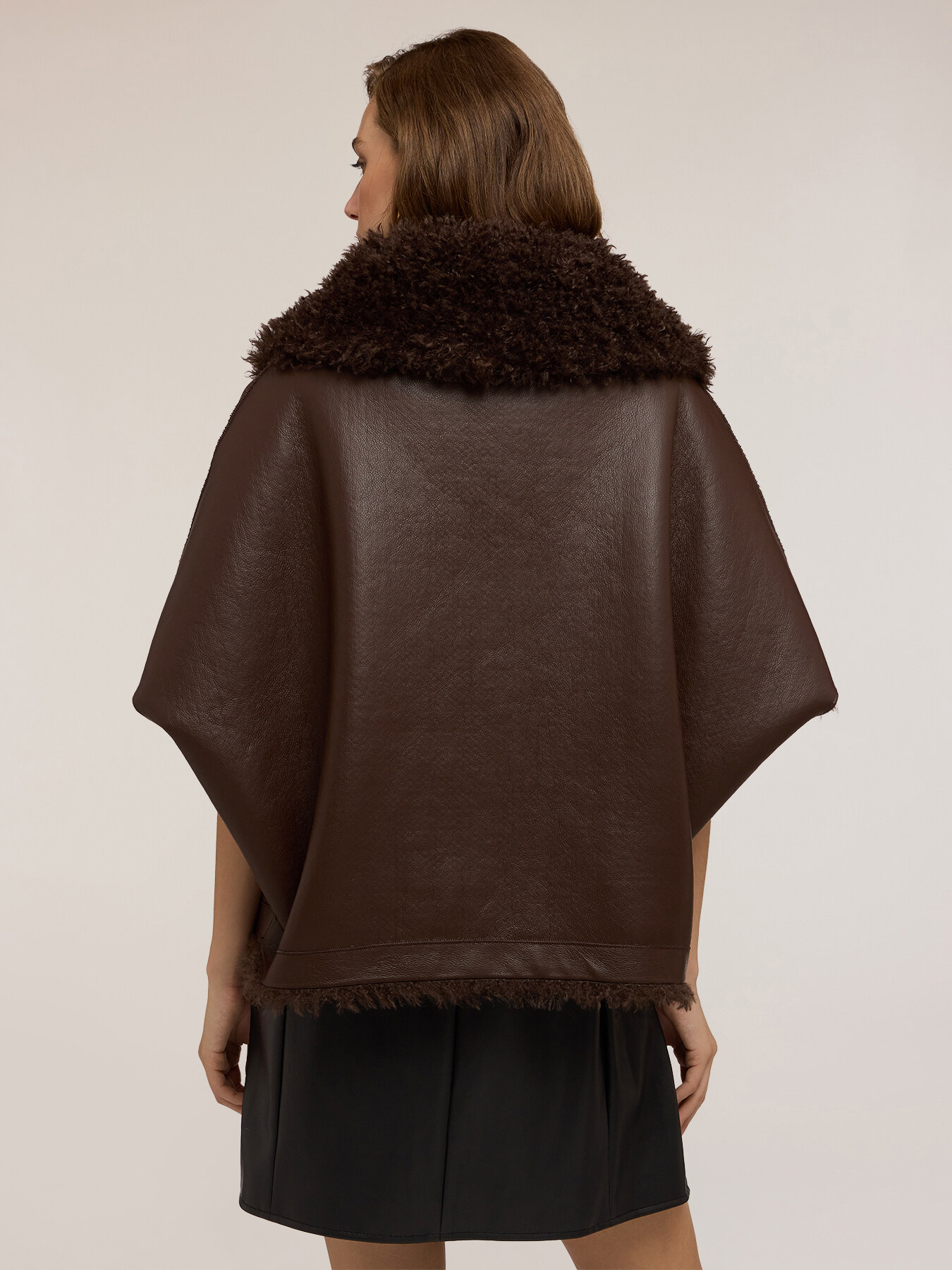 &Uuml;bergro&szlig;er Lammfellmantel mit Rei&szlig;verschluss und Taschen image number 1