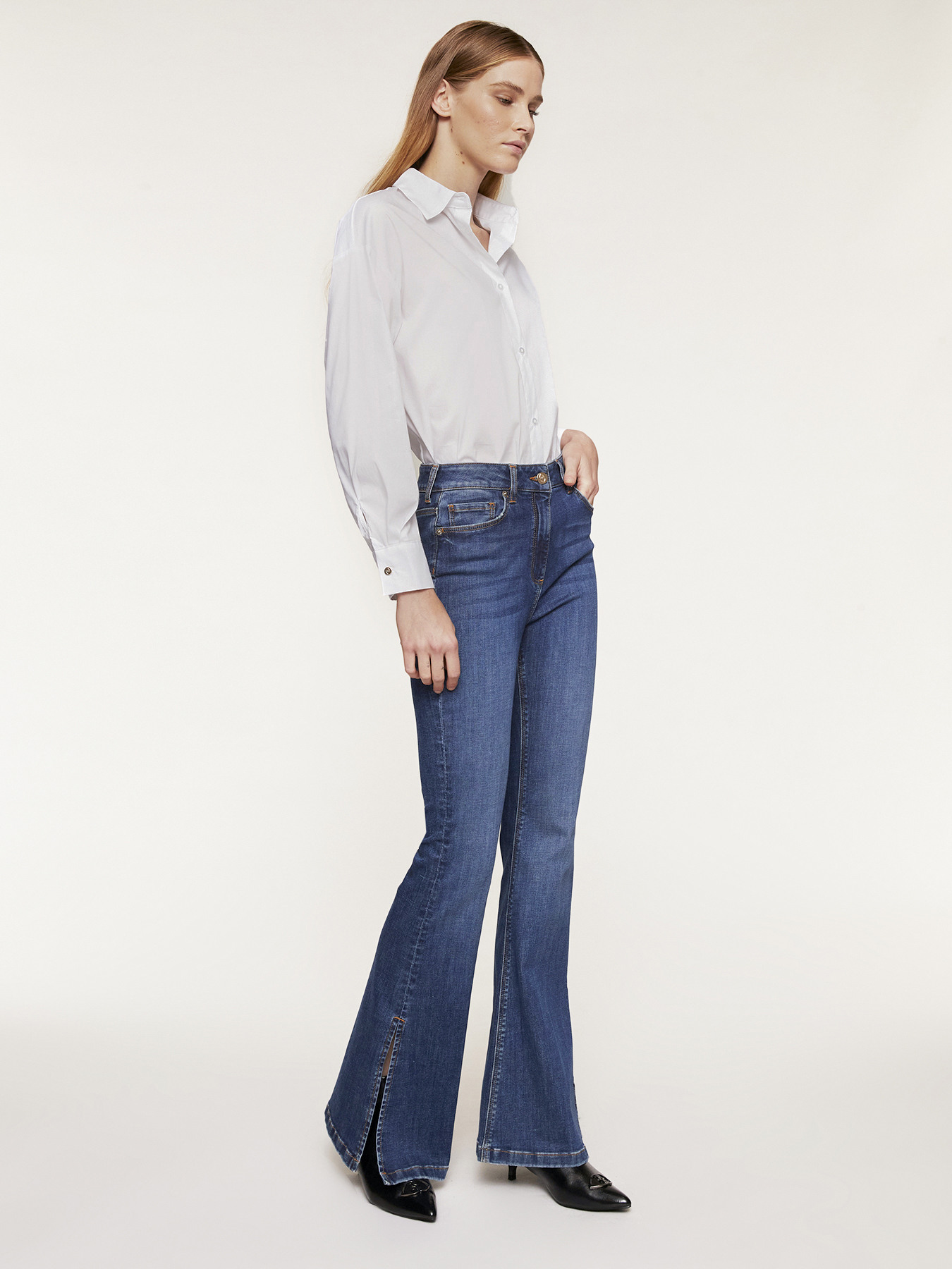 Jean flare avec fente dans le bas image number 2