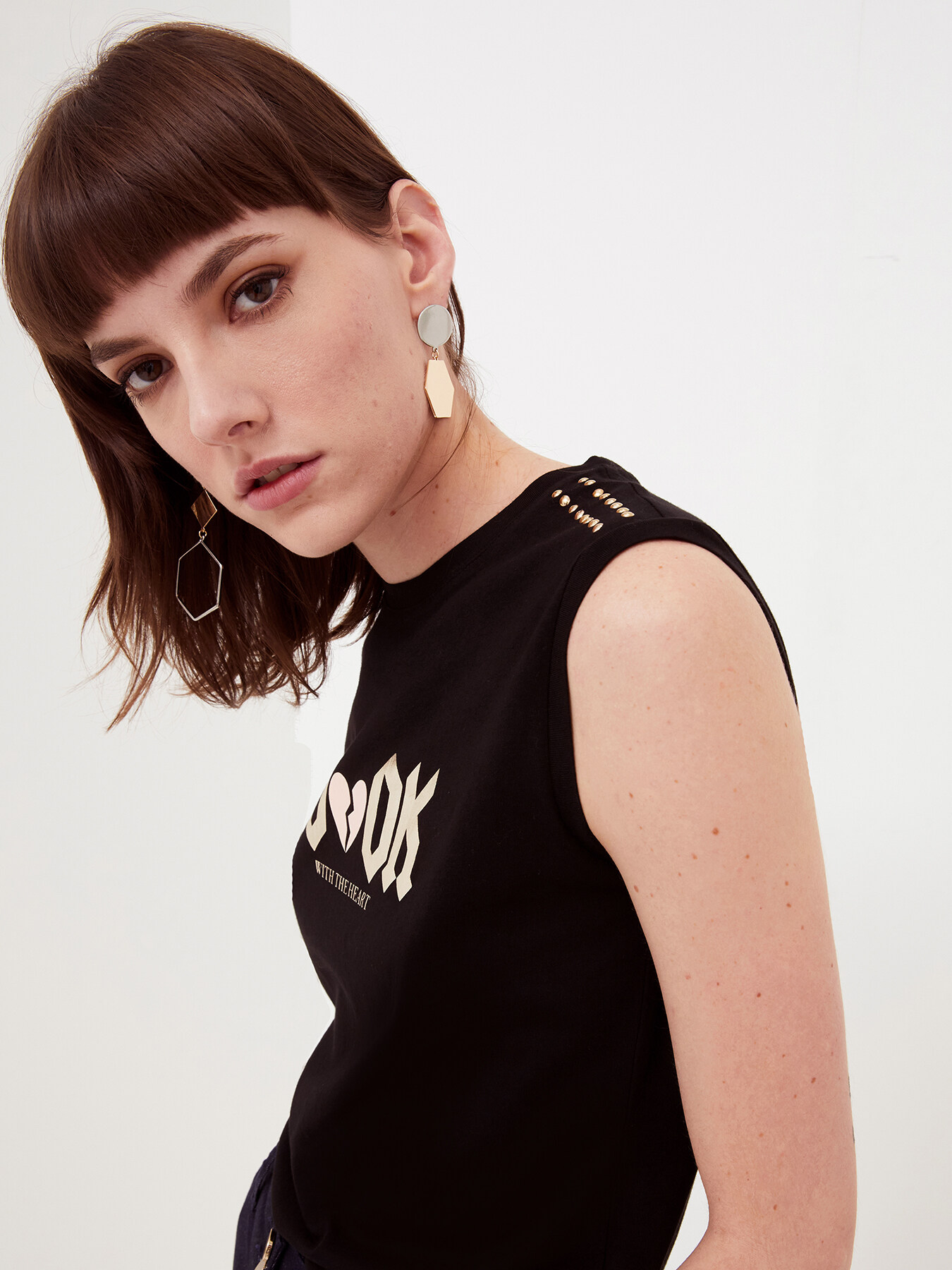 Top con stampa e borchie image number 2