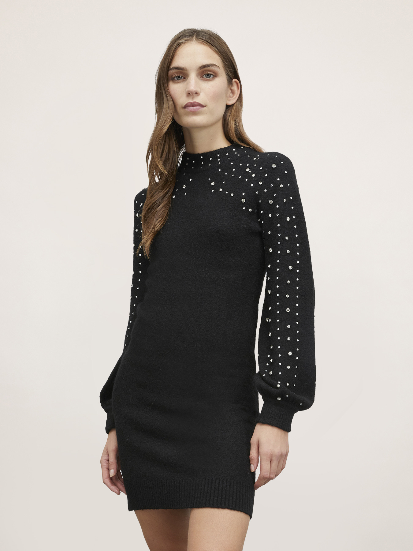 Vestido de punto con piedras bordadas image number 2