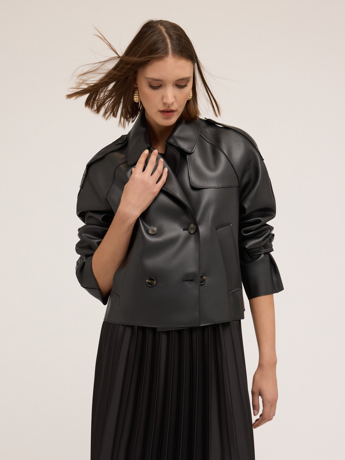 Trenci scurt cu două r&acirc;nduri de nasturi din țesătură acoperită image number 2