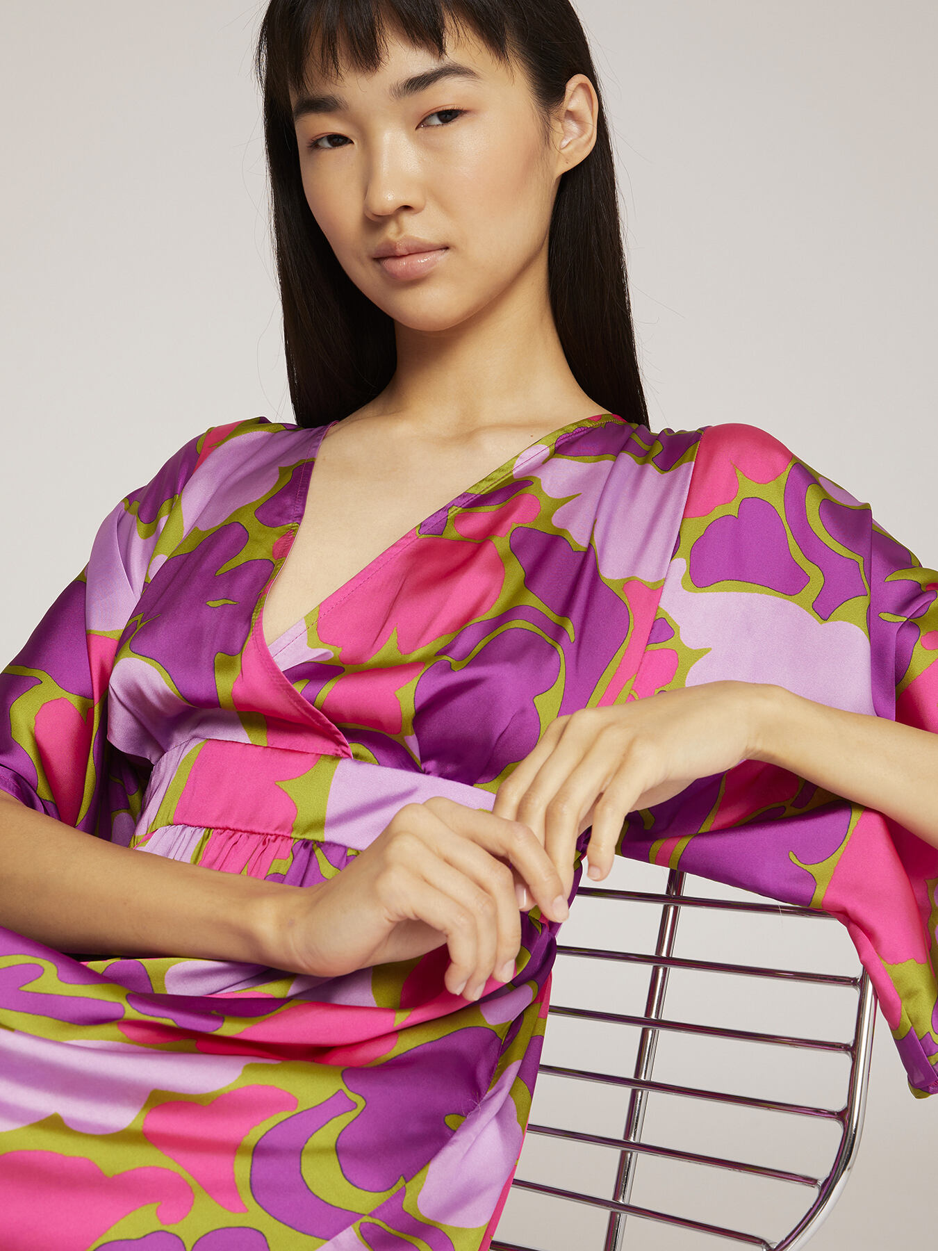Vestido corto tipo kimono de raso con estampado de flores