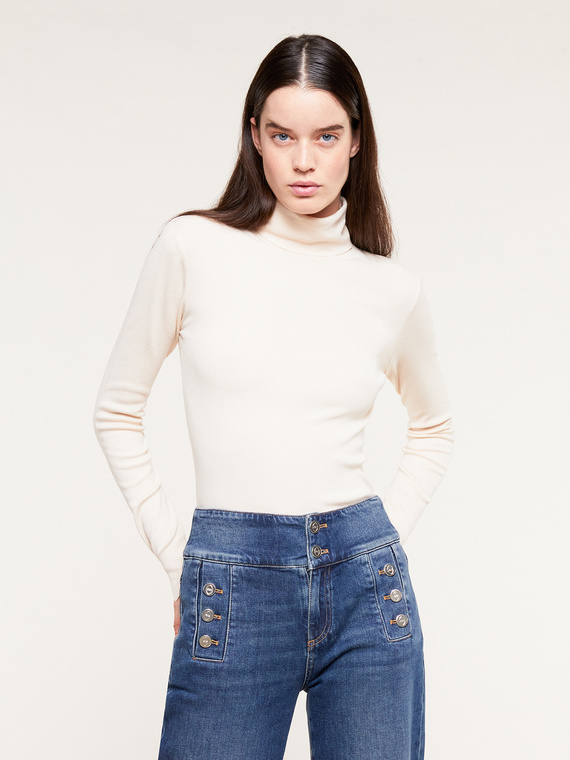 Solid colour turtleneck sweater