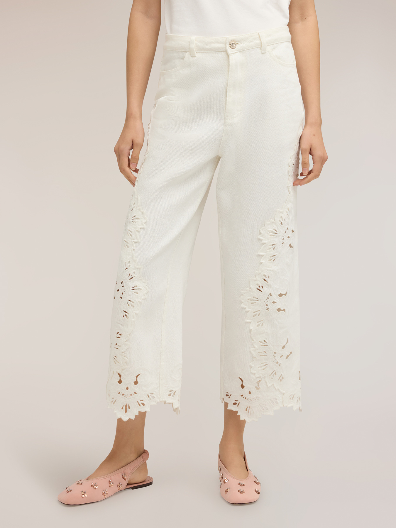 Cropped-Hose mit Sangallo-Stickerei image number 2