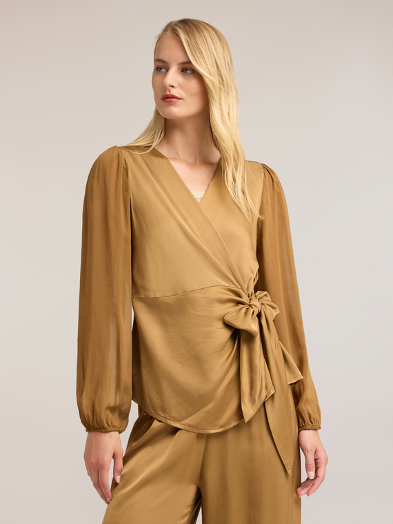 Blusa in raso con scollo a V e fiocco